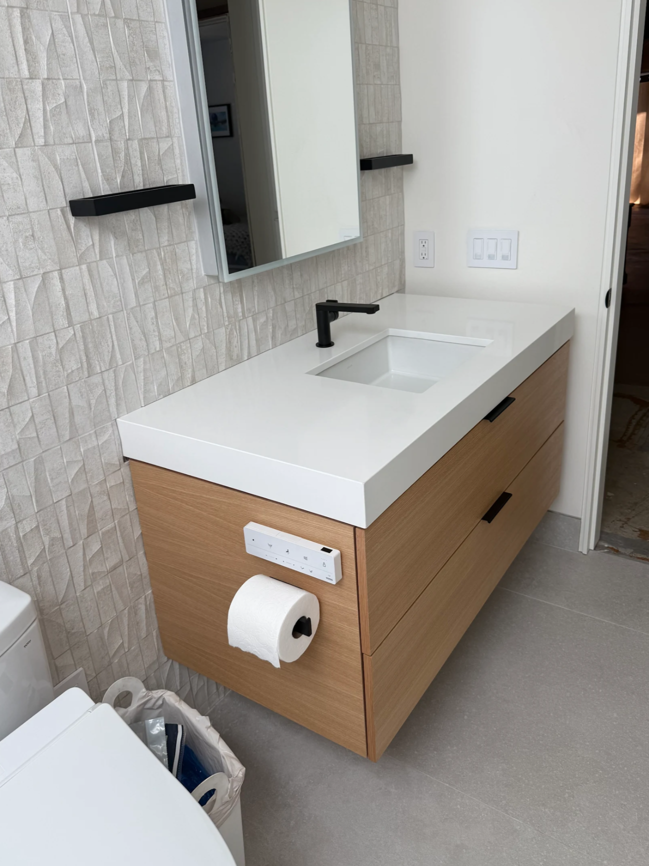 Integrated quartz vanity top with undermount sink cutout
